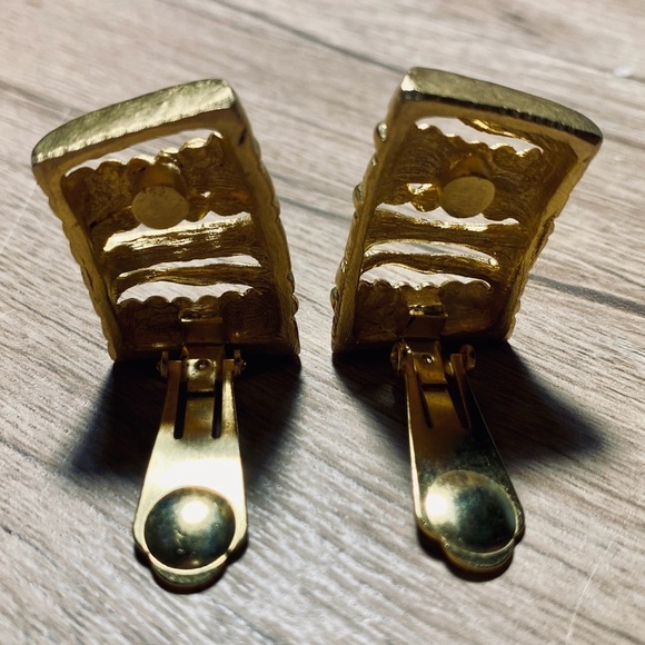 Vintage Gold Tone Stripes & Balls Clip On Earrings Unique Costume Jewelry - Picture 5 of 5